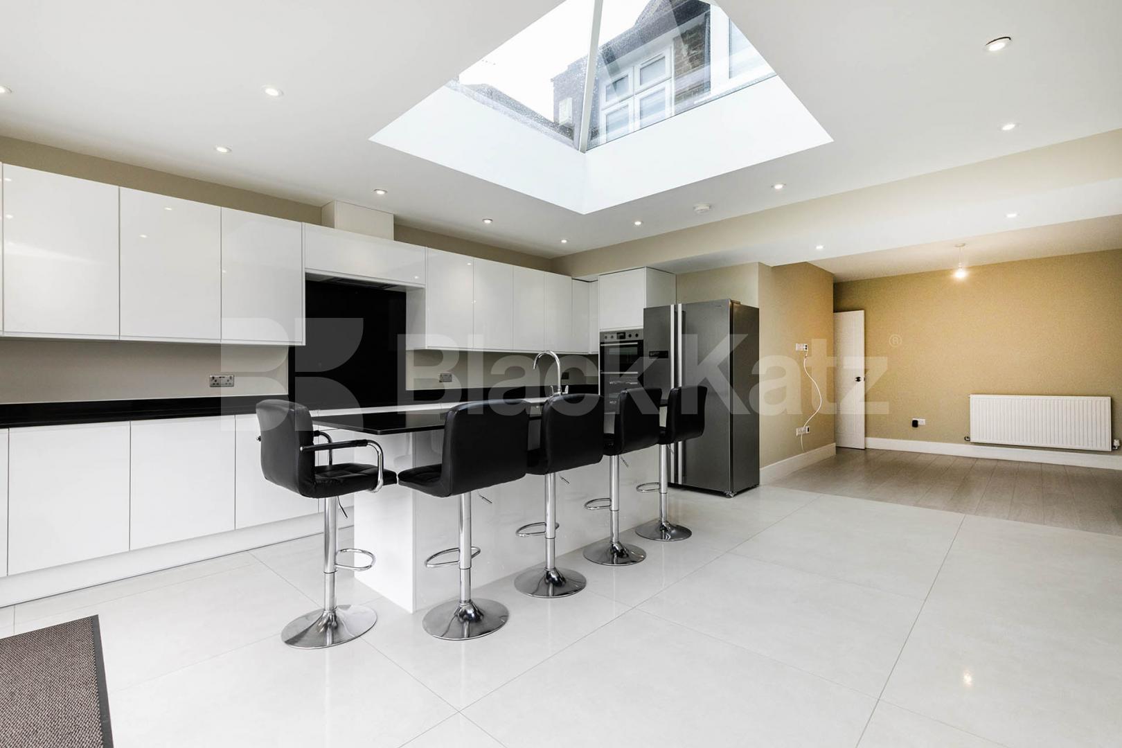 Stunning 5-Bedroom Family Home to Let in Southgate Osidge Lane, Southgate 